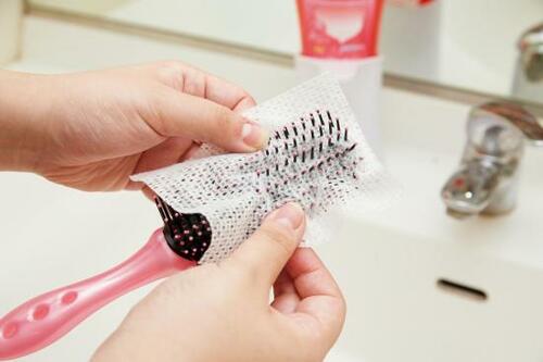 絡んだ髪や汚れを一発で取るブラシの抜け毛汚れ取りシート イメージ