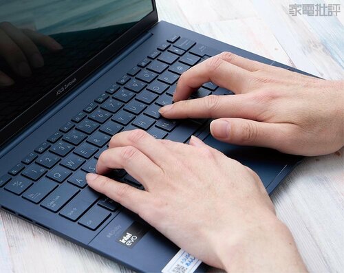 【操作性】ストロークは浅めだが打ちやすいトラックパッドもスムーズで優秀 ASUS「Zenbook 14 OLED」おすすめ イメージ2