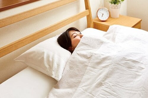 頭が沈み込まない、ホテルのような強弾力まくらが1990円!