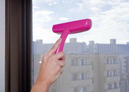 サッとこするだけでキレイ！「エチケットブラシde網戸掃除」 イメージ2