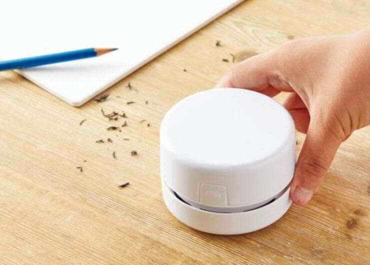 【100均・300均】消しゴムかすを掃除する卓上クリーナー、キャンドゥで良品を発見！│『LDK』が比較