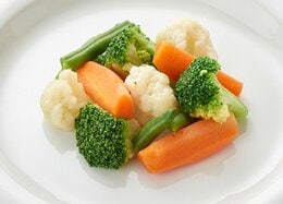 西友でもトップバリュでもない。「冷凍野菜ミックス」は“あの”スーパーがオススメな理由