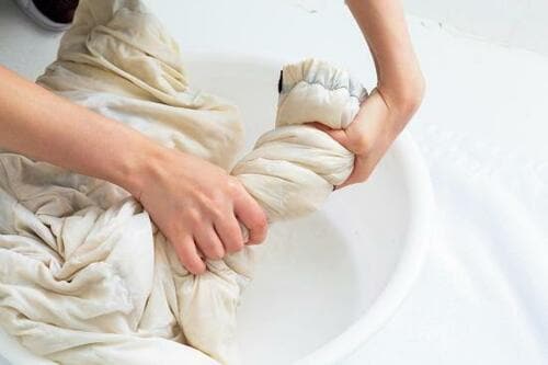 STEP3：手で絞ってから洗濯機へ イメージ