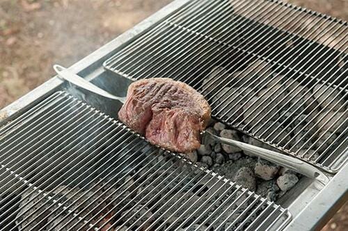 シュラスコは弱火でじっくり！炭火ならではの美味しさを堪能 イメージ5