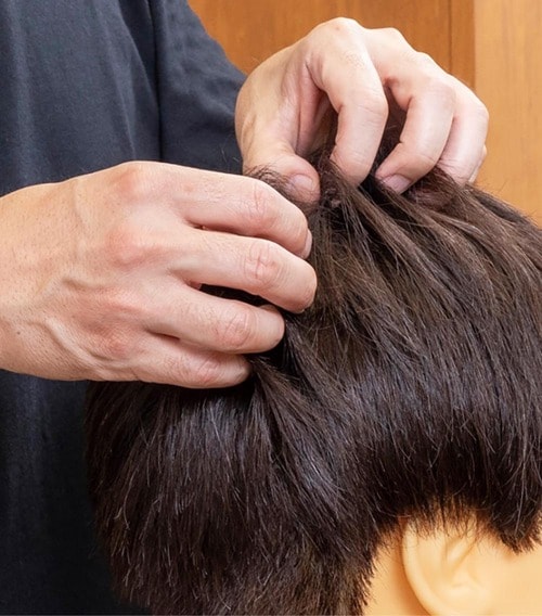 パウダーワックスをもみ込んでいる様子