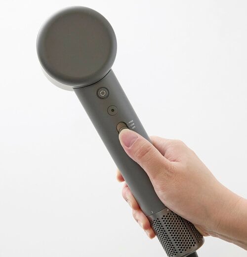 付属のアタッチメントはマグネットで装着 2万円以下で買えるドライヤーおすすめ イメージ