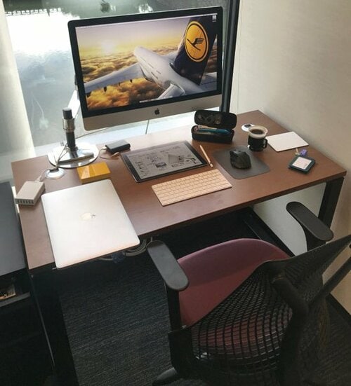 スタンドがないぶんとにかく机が広く使えます イメージ