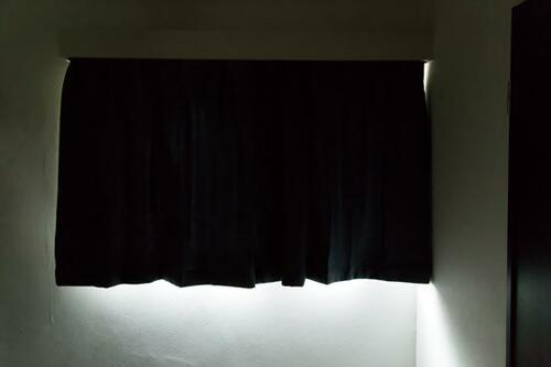 2：遮光カーテンを閉めて寝る イメージ