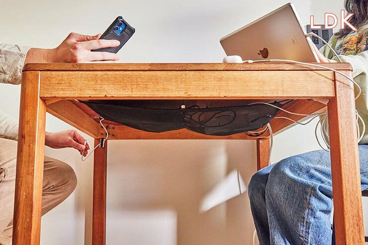 ダイニングテーブルの裏に充電ハブが誕生！ このネットでスッキリを死守できちゃった【LDK】