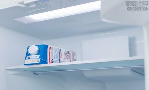 ポイント1:最上段の奥まで手が届きやすい。飲料類は倒して置ける 冷蔵庫おすすめ イメージ