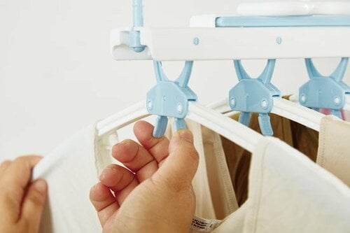 伸縮タイプの物干しハンガーなら風が強くてもズレ落ちない