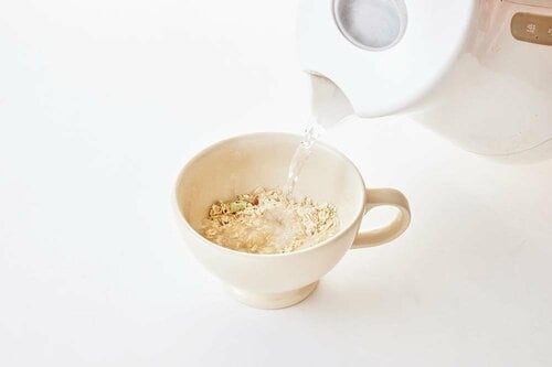無印良品 オーツ麦のリゾット じゃがいもとブロッコリーにお湯をかけている様子