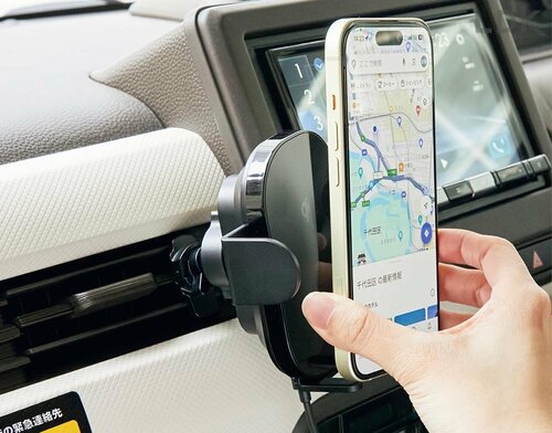 スマホを置くと自動でホールド 車内用充電グッズおすすめ イメージ