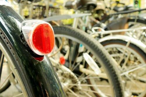 反射板(リフレクター)だけでは後方の安全対策が不十分 自転車用テールライトおすすめ イメージ