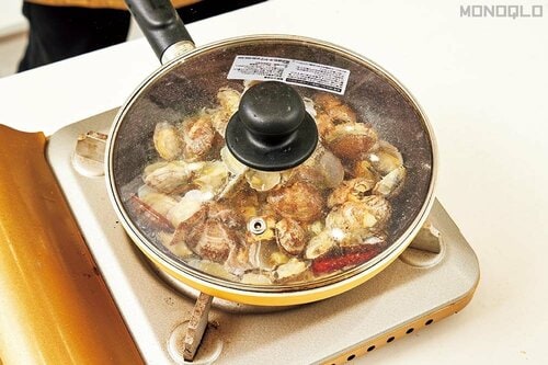 3:あさりと日本酒を入れ蓋をして酒蒸しにする 料理研究家リュウジの愛用品おすすめ イメージ