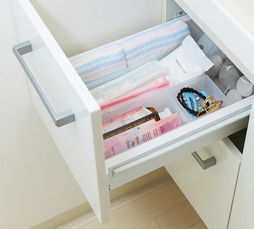 アイデア3:洗面台下引き出しを占拠する試供品類は1段目に 洗面所の収納アイデアおすすめ イメージ
