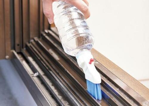 家中のサッシが即キレイ！ キャンドゥ「ペットボトルブラシ」 イメージ3