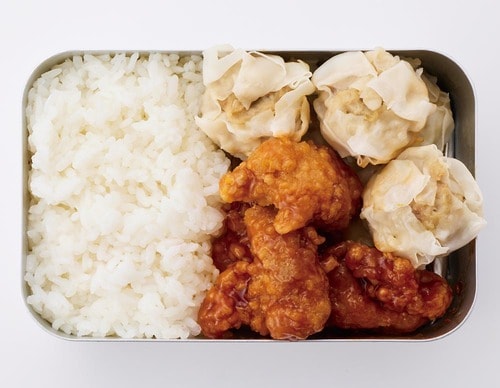 茶色のみで彩りが気になるなら野菜やグッズで色を加えて！ お弁当向け冷凍食品おすすめ イメージ