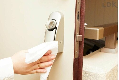 1:床用ウエットシートでドアノブを拭く 玄関の掃除方法おすすめ イメージ