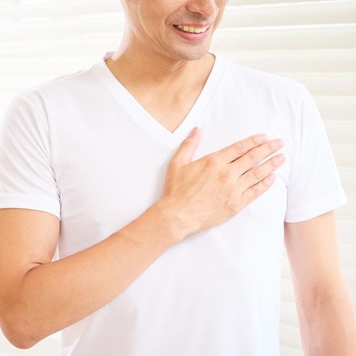 消臭インナーを着用した男性