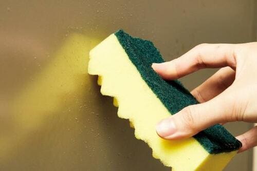 油汚れを翌日まで放置しちゃったら、お湯＋スポンジで！ イメージ