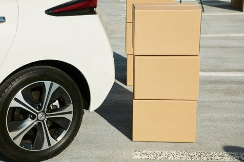 駐車枠に障害物を置いてみると…。見事にぶつからずに止まりました
