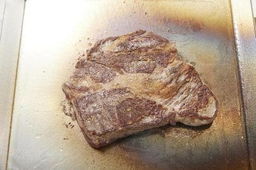 牛肉は油をひいても少々コゲ付き若干返しにくい イメージ