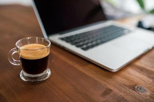 コーヒーなどを多く飲む人はカフェインの摂取量に注意！ エナジードリンクおすすめ イメージ