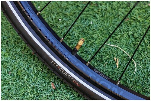 【タイヤ】空気が抜けたらガソリンスタンドで補充できるアメリカンバルブ e-bikeおすすめ イメージ