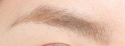 明るめなのに自然になじむ絶妙カラー 眉マスカラおすすめ イメージ2