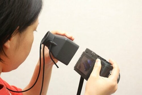 ソフトなラバー素材でレンズを保護日差しが強くても液晶が見えます