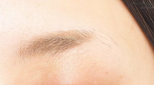 1：眉マスカラで自眉の色をチェンジ イメージ