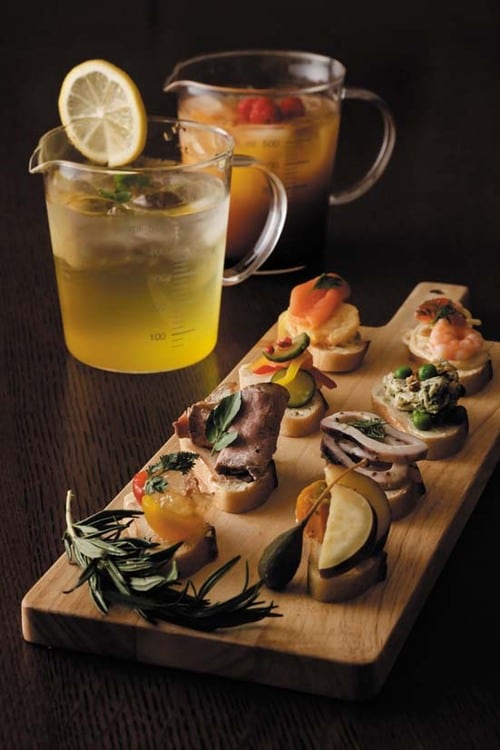 計量カップをそのままジョッキに！ 木のまな板におつまみでバル風 イメージ