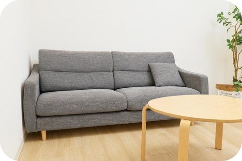 3：家具は脚付きを選んで奥行きを演出 イメージ