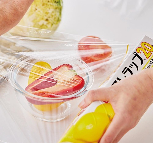 野菜にラップをかけている様子