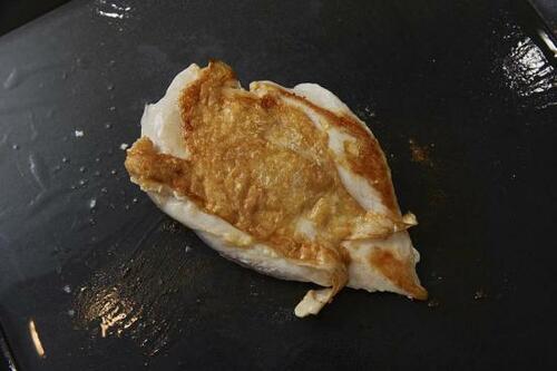 鶏肉はくっつくことなく皮はパリッと中はしっとりと焼けた イメージ