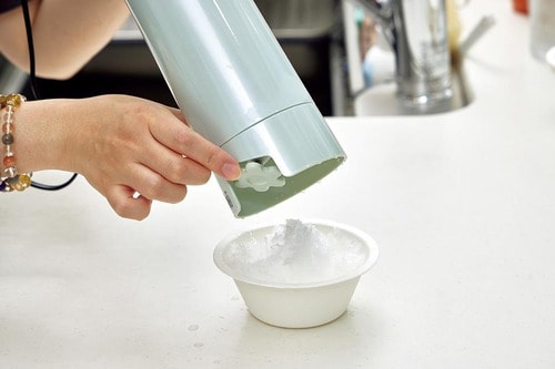 電動かき氷の使いやすさや機能性をチェックしている様子