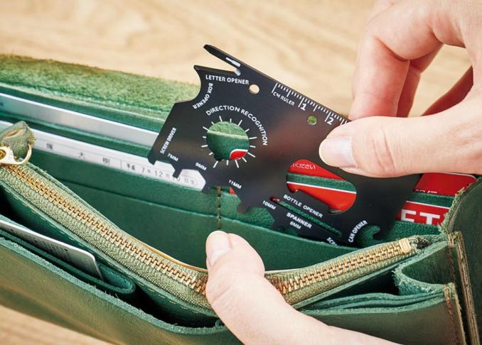 100均 アウトドアで大活躍 ダイソーの マルチツールプレート が財布にインできて便利です 360life サンロクマル