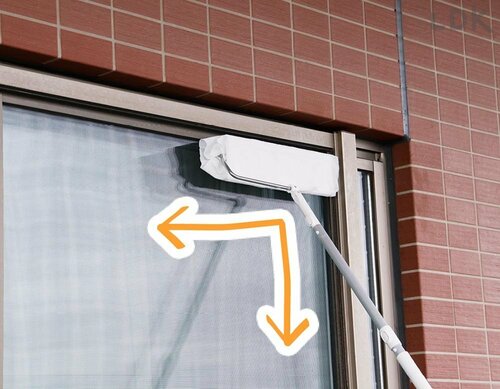 2:四隅に合わせて拭く 網戸用掃除シートおすすめ イメージ