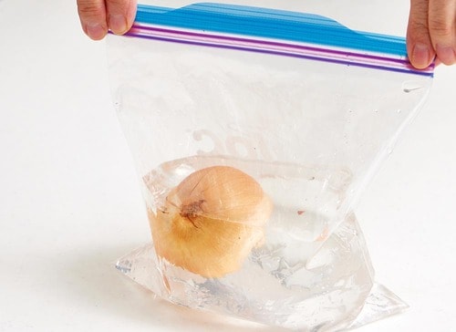 解凍術:1分水につけてから薄皮をむく 野菜の冷凍保存方法おすすめ イメージ