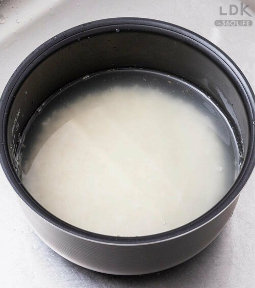 1：水を入れる 米とぎスティックおすすめ イメージ