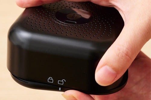 1：充電した本体にチップをセットする イメージ