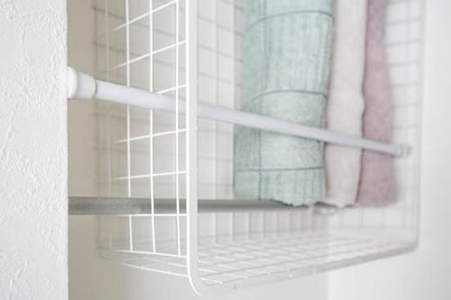 つっぱり棒で設置可能どこでも置けるバスケット イメージ