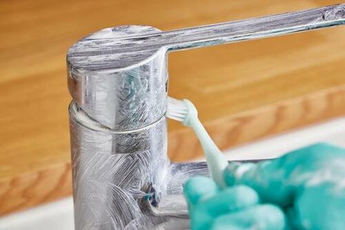 6：溝は古歯ブラシでかき出し洗い流す イメージ