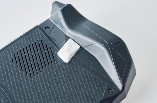 【操作性】角ばったグリップは持ちづらいかも 安いポータブルゲーミングPCおすすめ イメージ