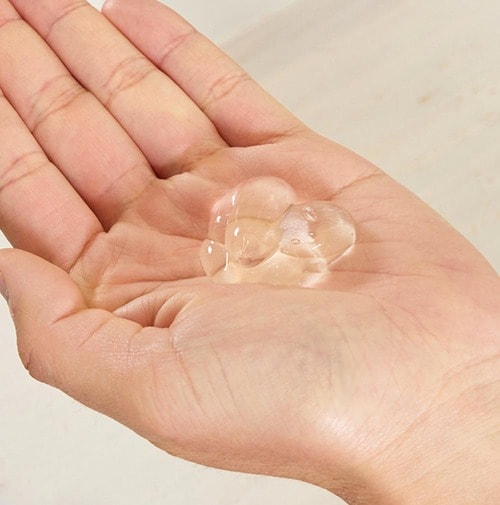 1:500円玉2枚ほどの量をとる。ワックスよりも多く使う メンズヘアジェルおすすめ イメージ