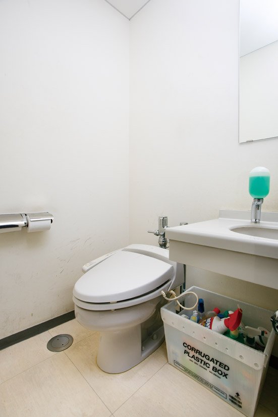 素っ気ないふつうのトイレを雰囲気あるブルックリン風に!