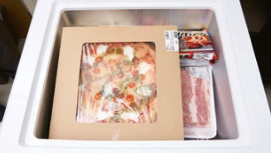 アイリスオーヤマ ICSD-10Aに冷凍ピザが丸ごと入っている様子の画像