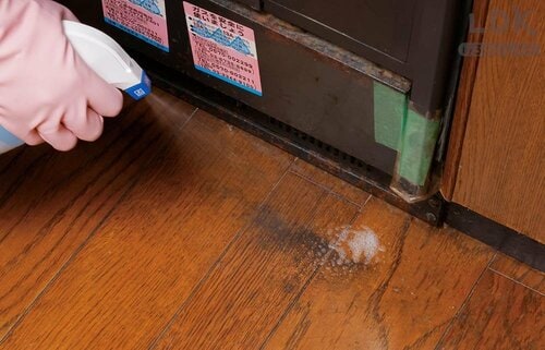 弱アルカリ性洗剤を吹きかける 床や壁のシミの掃除方法おすすめ イメージ