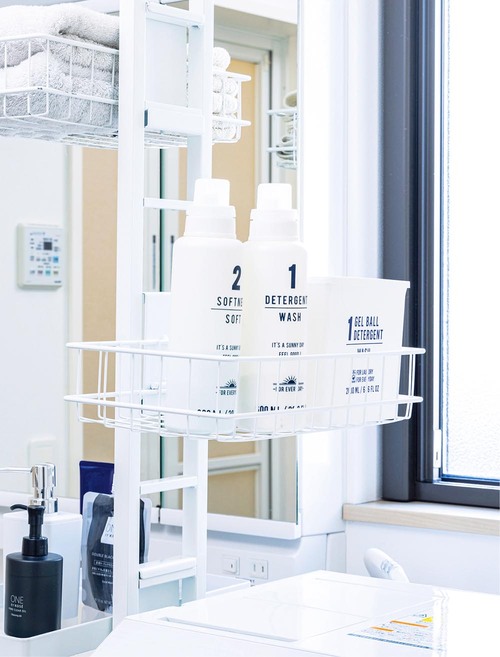 アイデア7:棚がない洗面所の救世主は突っ張りラック 洗面所の収納アイデアおすすめ イメージ2